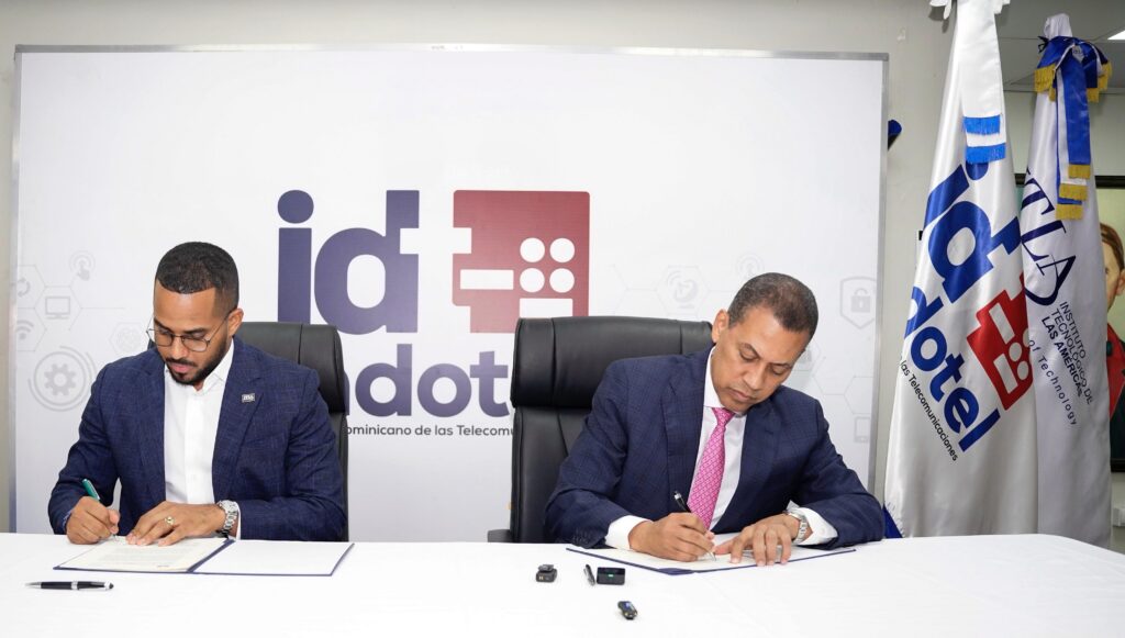 El rector del ITLA, Rafael Féliz García, y el presidente del INDOTEL, Guido Gómez Mazara, durante la firma del convenio para la apertura de seis extensiones regionales del ITLA.