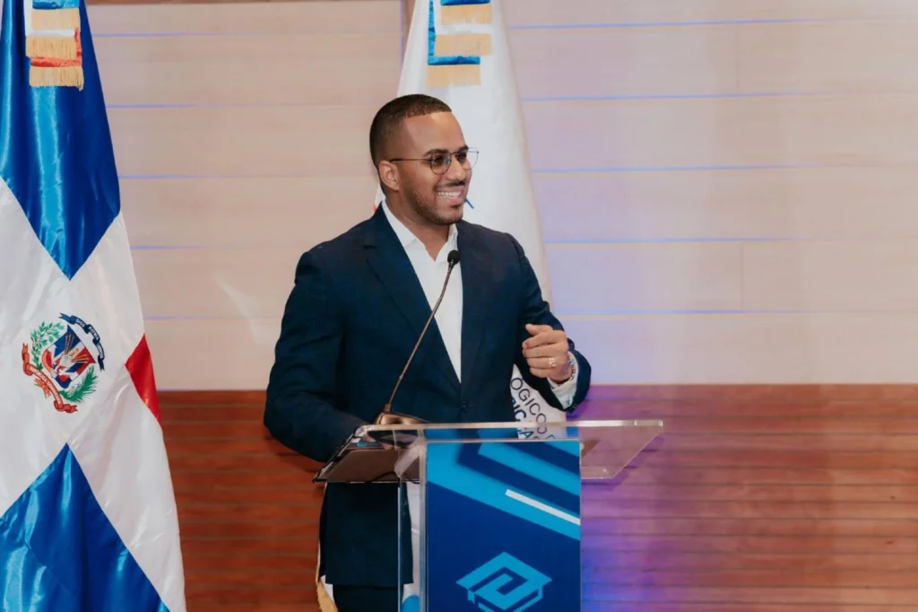 El rector del ITLA, Mtro. Rafael Féliz García, durante su discurso en el lanzamiento de ITLAcademy en Santiago de los Caballeros.