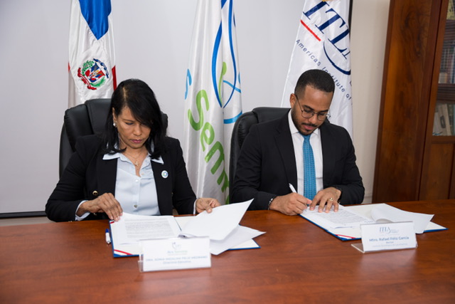 La directora ejecutiva de ARS SEMMA, Sonia Féliz Medrano, y el rector del ITLA, Rafael Féliz García, firman un convenio de colaboración para la fabricación de prótesis de alta calidad utilizando tecnología 3D.
