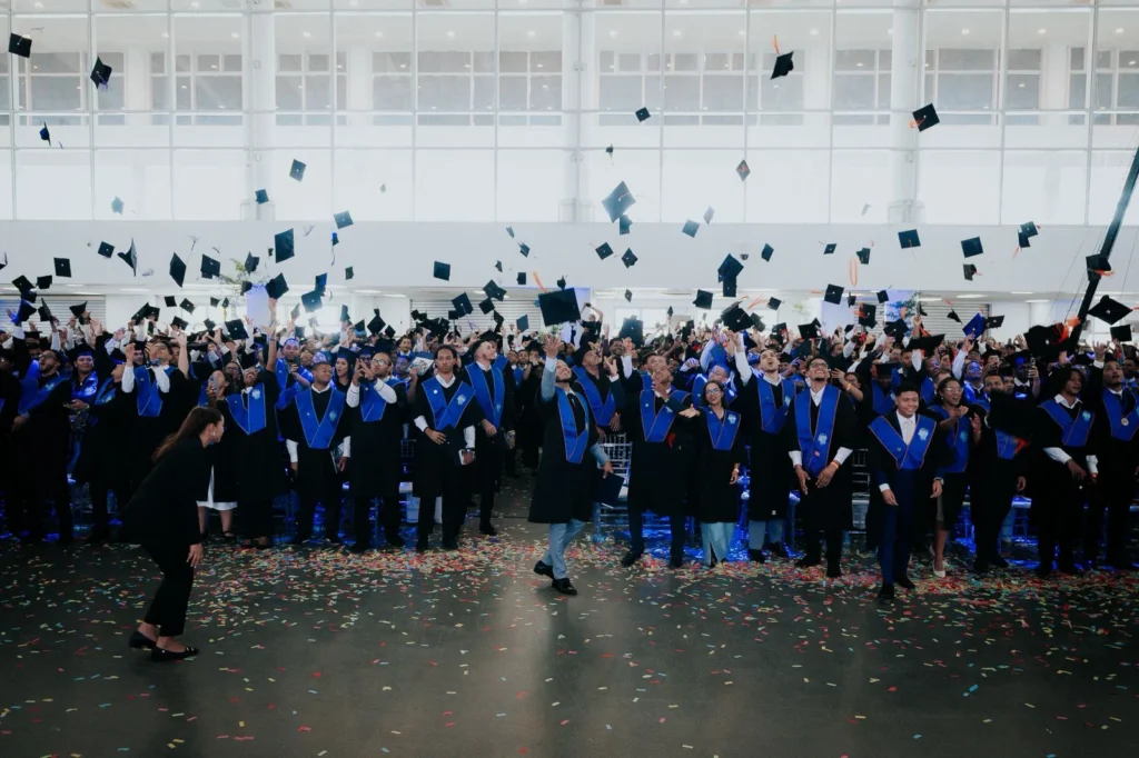 630 estudiantes celebrando su graduacion