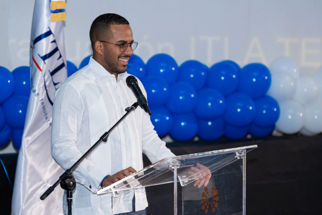Rector Rafael Féliz García encabezando la ceremonia de graduación del programa ITLA TEEN