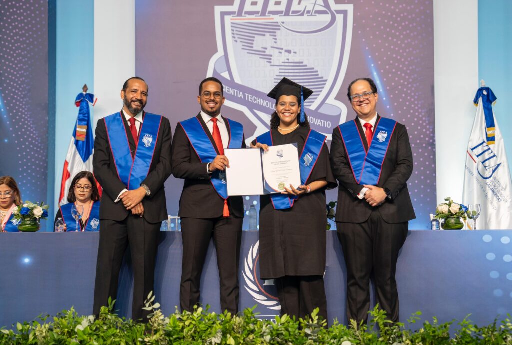 Graduación de la Decimoséptima Ceremonia Ordinaria de Educación Superior del Instituto Tecnológico de las Américas (ITLA), celebrada el 26 de julio en el Centro de Convenciones San Souci. 608 nuevos profesionales fueron investidos, destacándose en diversas áreas tecnológicas. La ceremonia fue encabezada por el rector del ITLA, Rafael Féliz García, quien felicitó a los graduandos por su dedicación y esfuerzo, y destacó la alta empleabilidad de los egresados, con un 92%. Durante el evento, también se anunció la firma de un acuerdo con el Banco Agrícola para proyectos agrotecnológicos. A la ceremonia asistieron autoridades educativas y gubernamentales, quienes resaltaron el impacto de la formación tecnológica del ITLA para el desarrollo del país